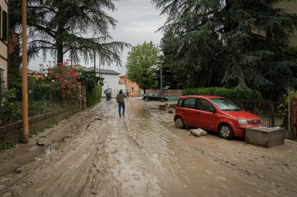 Cod roşu în Italia. Precipitaţii nemaivăzute până acum au provocat inundații în câteva minute. Opt oameni au murit - Imaginea 7