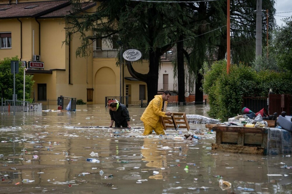 Cod roşu în Italia. Precipitaţii nemaivăzute până acum au provocat inundații în câteva minute. Opt oameni au murit - Imaginea 10