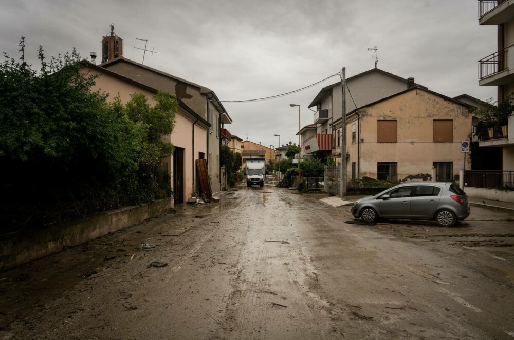 Cod roşu în Italia. Precipitaţii nemaivăzute până acum au provocat inundații în câteva minute. Opt oameni au murit - Imaginea 11