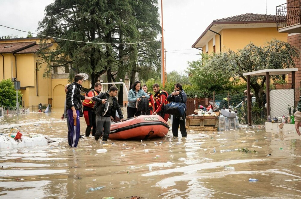 Cod roşu în Italia. Precipitaţii nemaivăzute până acum au provocat inundații în câteva minute. Opt oameni au murit - Imaginea 12