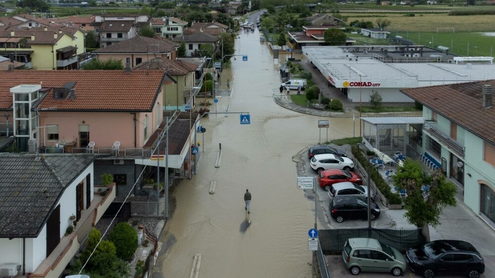 Cod roşu în Italia. Precipitaţii nemaivăzute până acum au provocat inundații în câteva minute. Opt oameni au murit - Imaginea 13