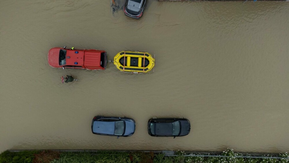 Cod roşu în Italia. Precipitaţii nemaivăzute până acum au provocat inundații în câteva minute. Opt oameni au murit - Imaginea 14