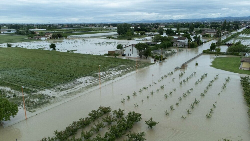 Cod roşu în Italia. Precipitaţii nemaivăzute până acum au provocat inundații în câteva minute. Opt oameni au murit - Imaginea 15