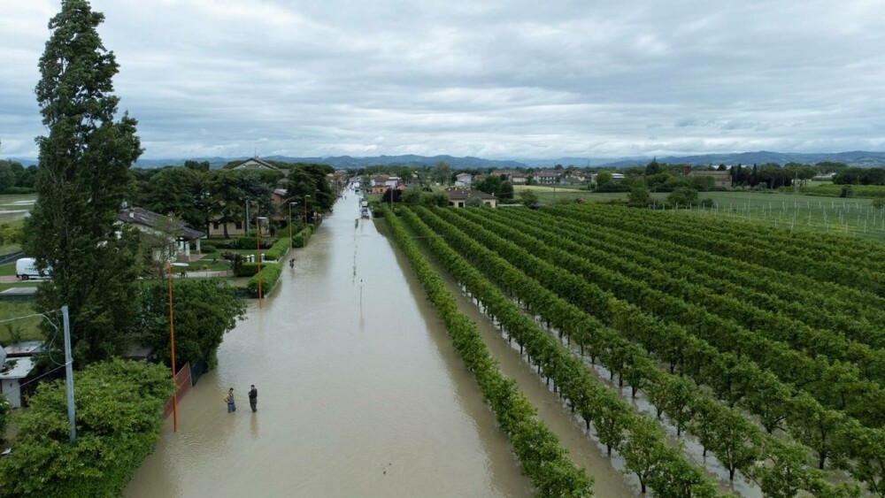 Cod roşu în Italia. Precipitaţii nemaivăzute până acum au provocat inundații în câteva minute. Opt oameni au murit - Imaginea 16
