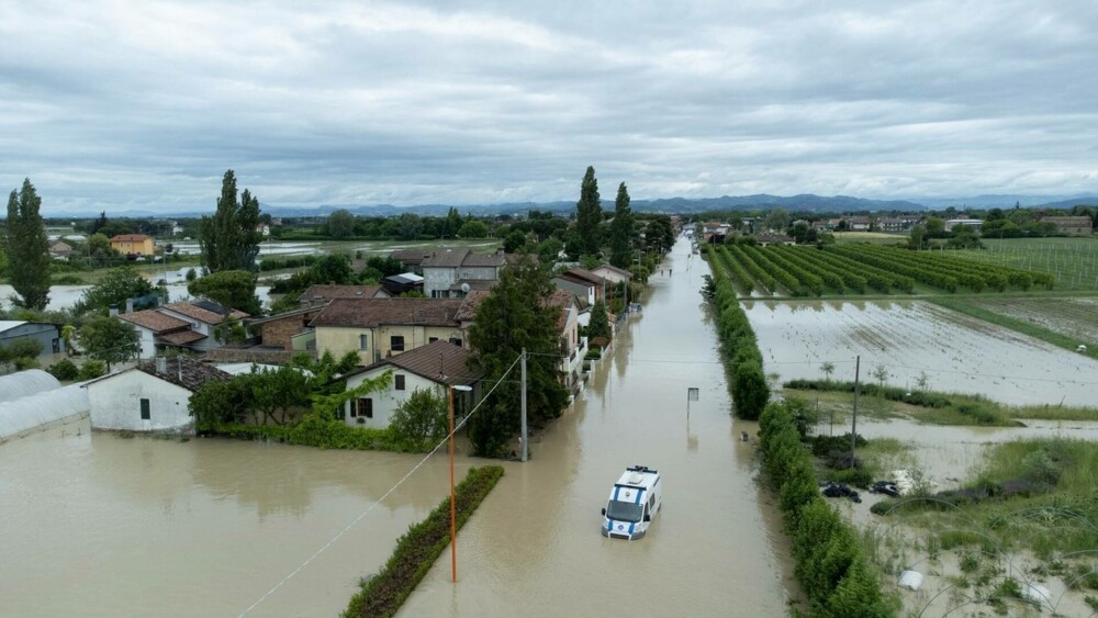 Cod roşu în Italia. Precipitaţii nemaivăzute până acum au provocat inundații în câteva minute. Opt oameni au murit - Imaginea 17