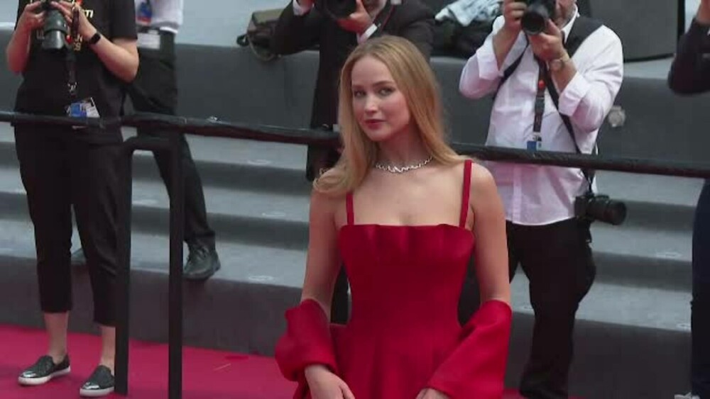Festivalul de Film de la Cannes. Ce ținuțe au purtat actorii Jennifer Lawrence și Jude Law pe covorul roșu | GALERIE FOTO - Imaginea 8