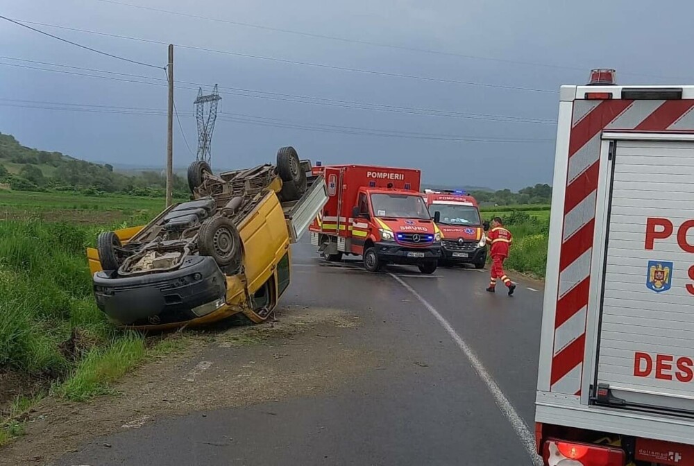 Accident grav în Sibiu. Şase persoane au fost rănite după ce o autoutilitară s-a răsturnat | FOTO - Imaginea 1