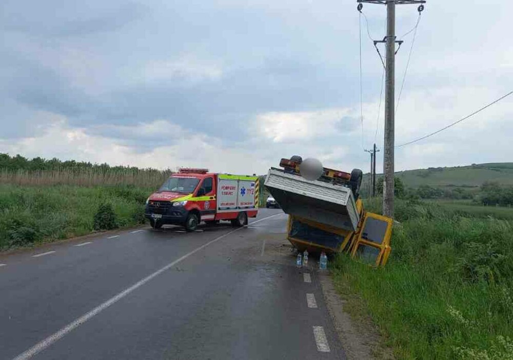 Accident grav în Sibiu. Şase persoane au fost rănite după ce o autoutilitară s-a răsturnat | FOTO - Imaginea 2