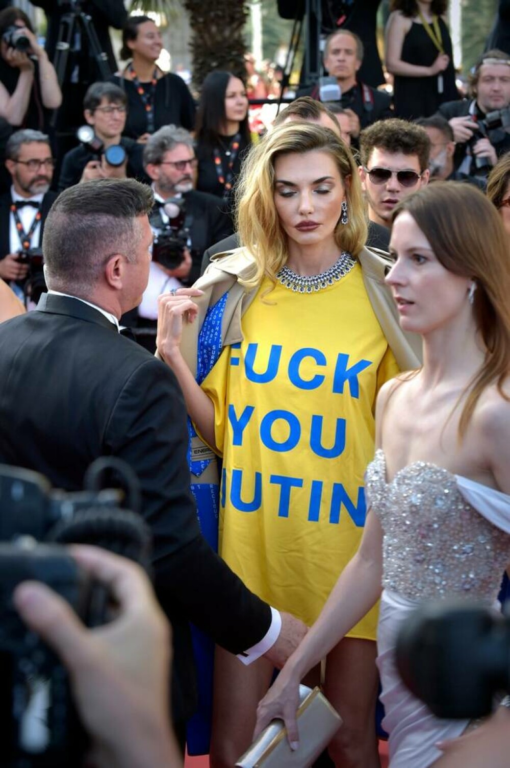 Mesaj vulgar pentru Putin. Ce i-a transmis un model ucrainean președintelui rus de pe covorul roșu de la Cannes | FOTO - Imaginea 2