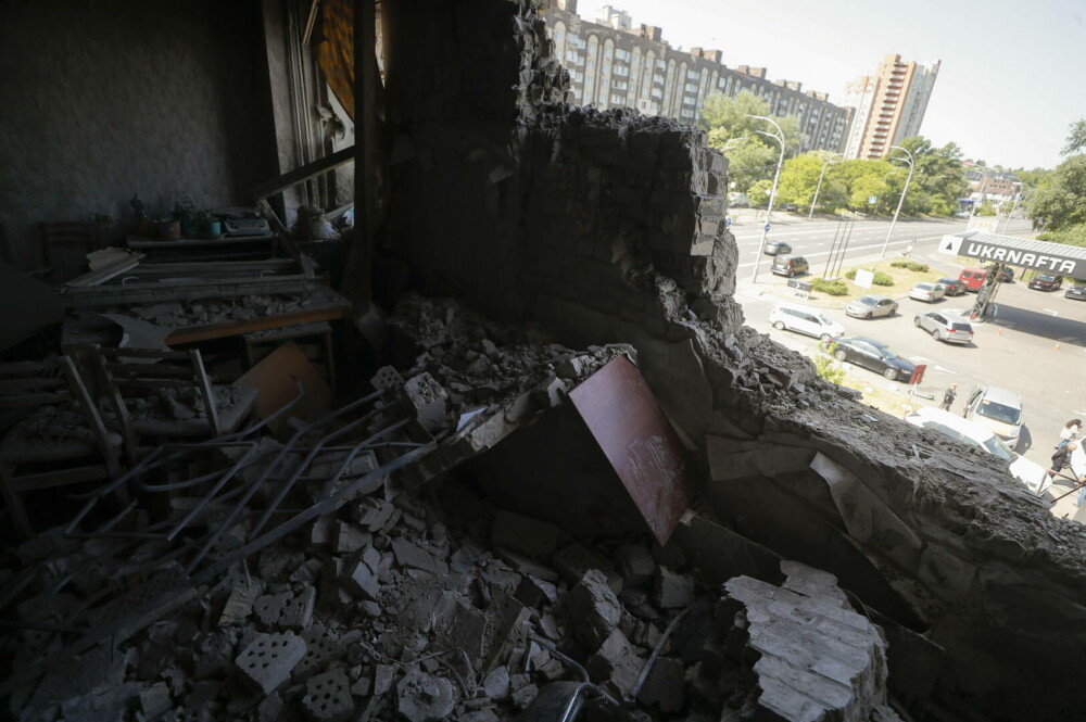 FOTO. Atac fără precedent. Capitala Ucrainei a fost asaltată de Rusia cu peste 50 de drone de război - Imaginea 4