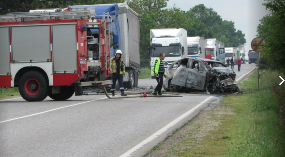 Doi români au murit carbonizați în mașină, după o depășire interzisă, în Bulgaria. Au lovit un TIR condus tot de un român - Imaginea 1