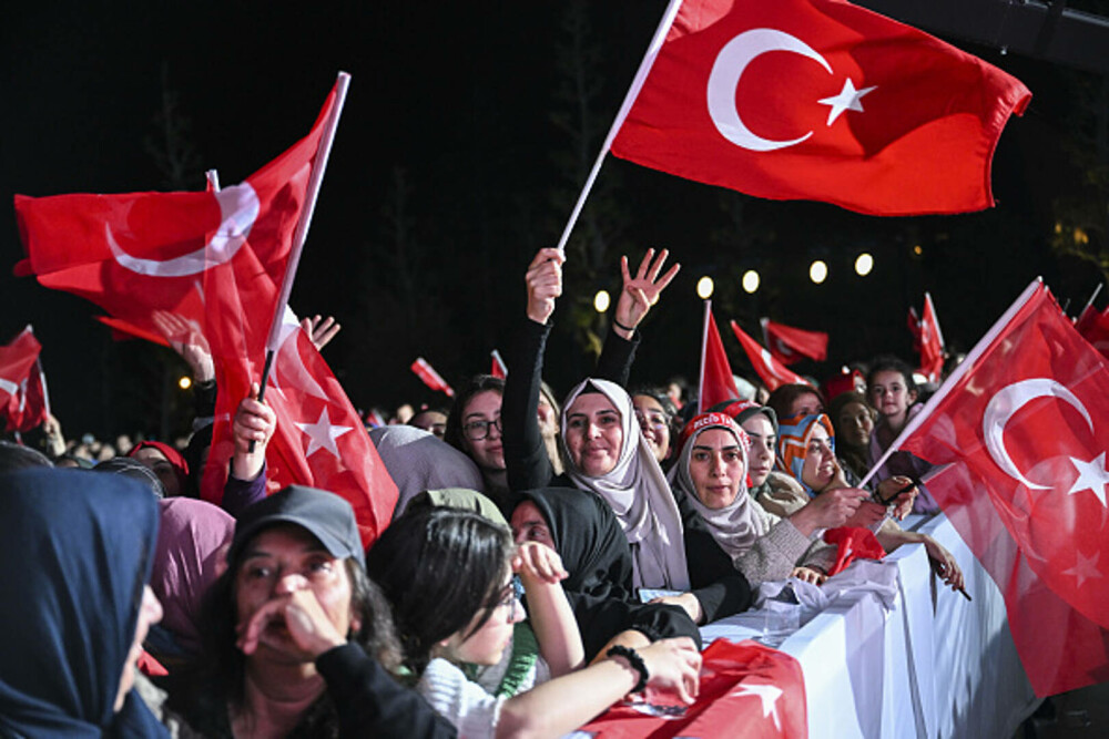 Alegeri Turcia. Un val imens de susținători a ieșit în stradă la Ankara. Erdogan: „Democraţia noastră este câştigătoarea” - Imaginea 1