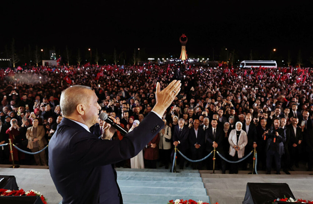 Alegeri Turcia. Un val imens de susținători a ieșit în stradă la Ankara. Erdogan: „Democraţia noastră este câştigătoarea” - Imaginea 2