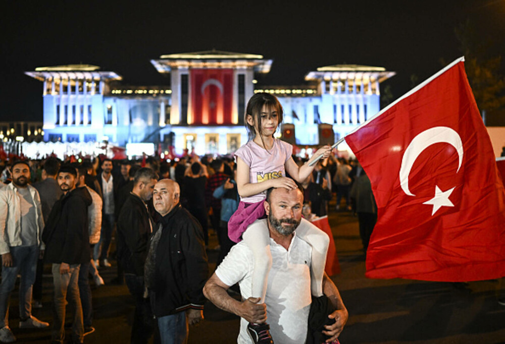 Alegeri Turcia. Un val imens de susținători a ieșit în stradă la Ankara. Erdogan: „Democraţia noastră este câştigătoarea” - Imaginea 4