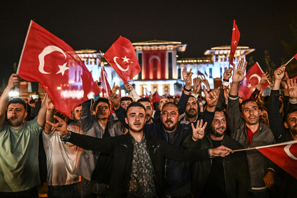 Alegeri Turcia. Un val imens de susținători a ieșit în stradă la Ankara. Erdogan: „Democraţia noastră este câştigătoarea” - Imaginea 5