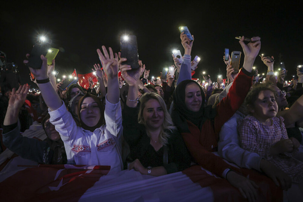 Alegeri Turcia. Un val imens de susținători a ieșit în stradă la Ankara. Erdogan: „Democraţia noastră este câştigătoarea” - Imaginea 6