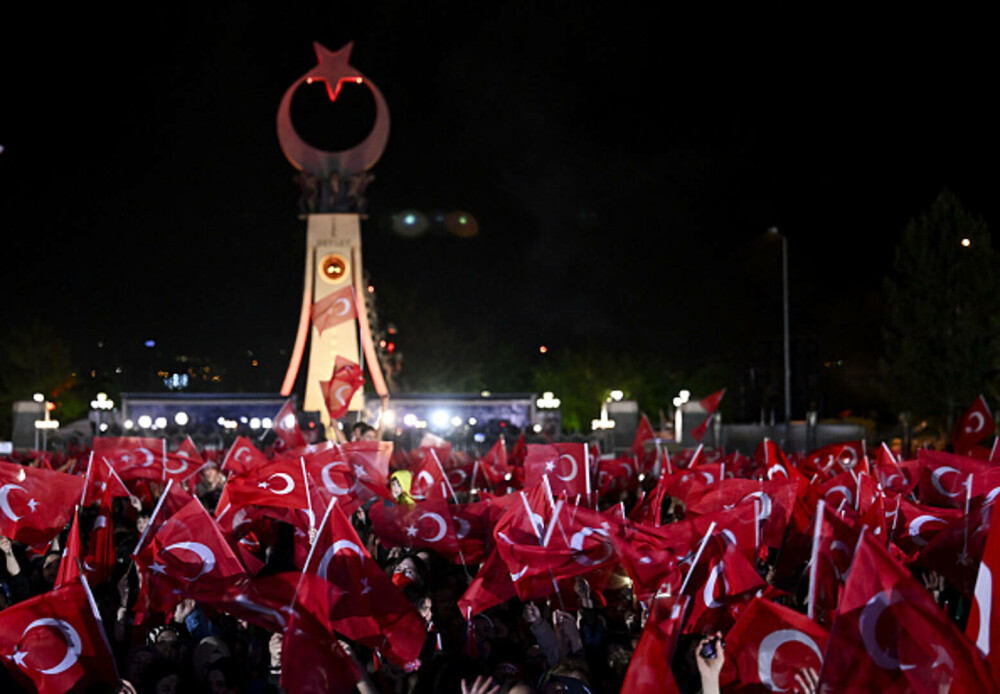 Alegeri Turcia. Un val imens de susținători a ieșit în stradă la Ankara. Erdogan: „Democraţia noastră este câştigătoarea” - Imaginea 7