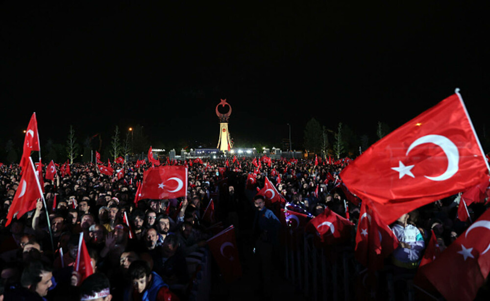 Alegeri Turcia. Un val imens de susținători a ieșit în stradă la Ankara. Erdogan: „Democraţia noastră este câştigătoarea” - Imaginea 8
