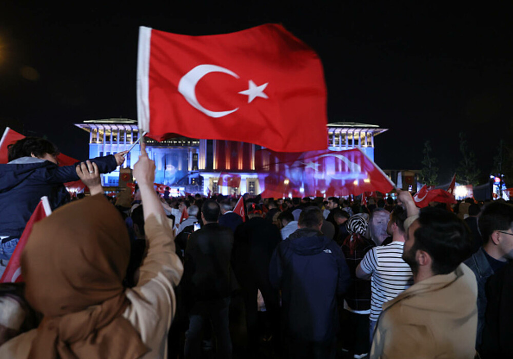 Alegeri Turcia. Un val imens de susținători a ieșit în stradă la Ankara. Erdogan: „Democraţia noastră este câştigătoarea” - Imaginea 9