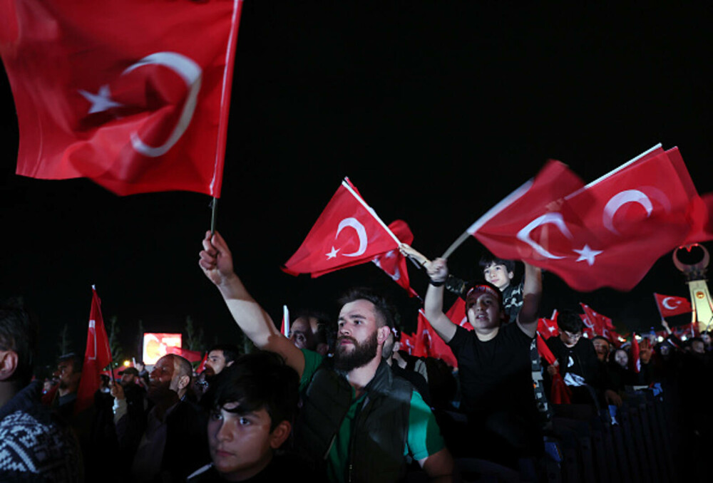 Alegeri Turcia. Un val imens de susținători a ieșit în stradă la Ankara. Erdogan: „Democraţia noastră este câştigătoarea” - Imaginea 10
