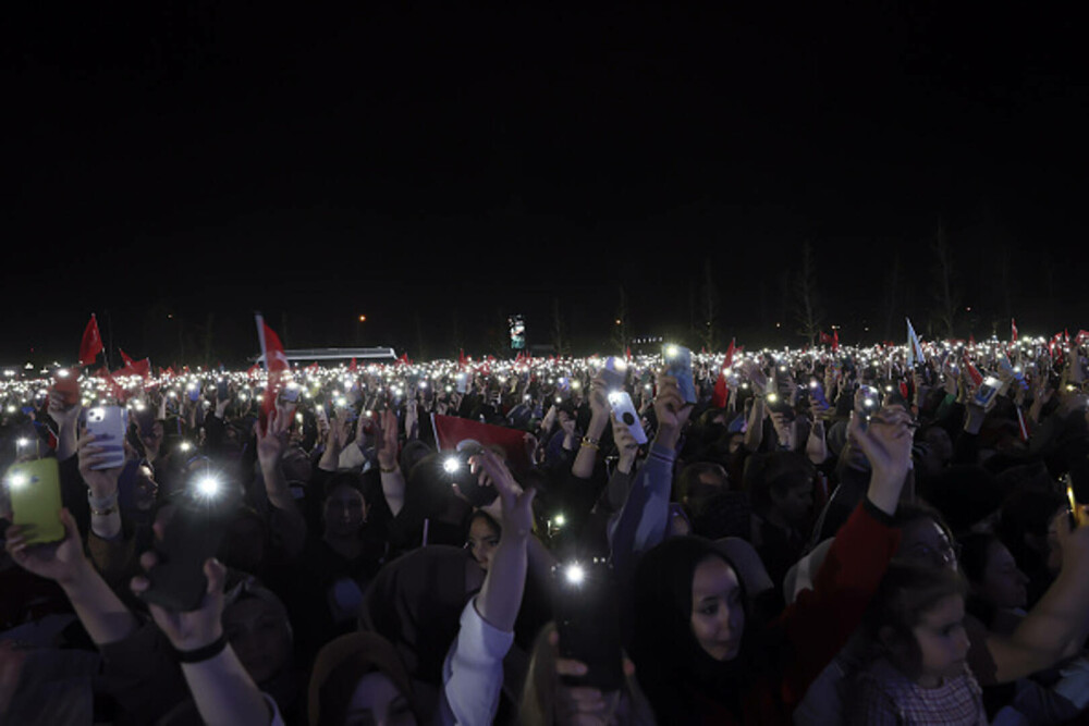 Alegeri Turcia. Un val imens de susținători a ieșit în stradă la Ankara. Erdogan: „Democraţia noastră este câştigătoarea” - Imaginea 11