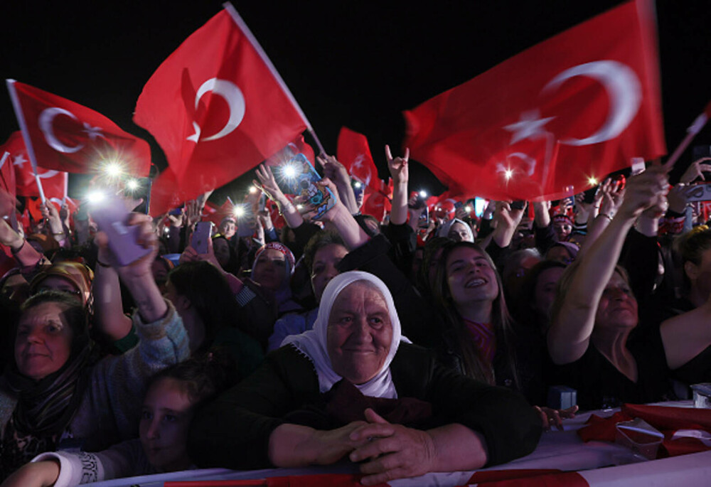 Alegeri Turcia. Un val imens de susținători a ieșit în stradă la Ankara. Erdogan: „Democraţia noastră este câştigătoarea” - Imaginea 12