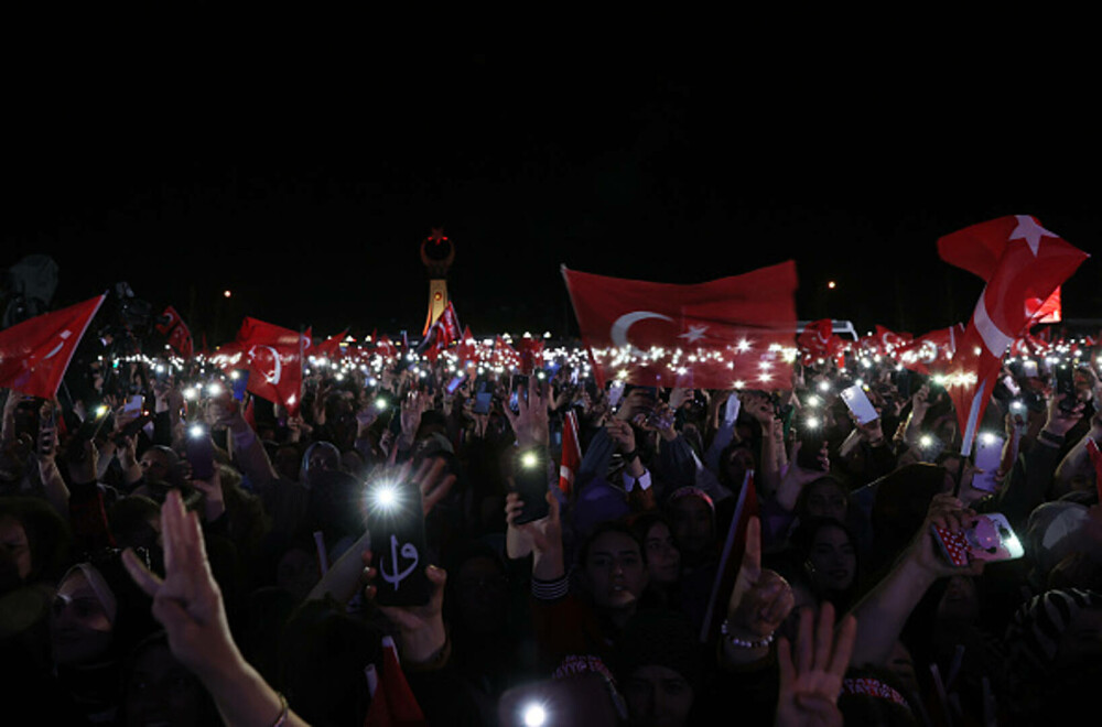 Alegeri Turcia. Un val imens de susținători a ieșit în stradă la Ankara. Erdogan: „Democraţia noastră este câştigătoarea” - Imaginea 13