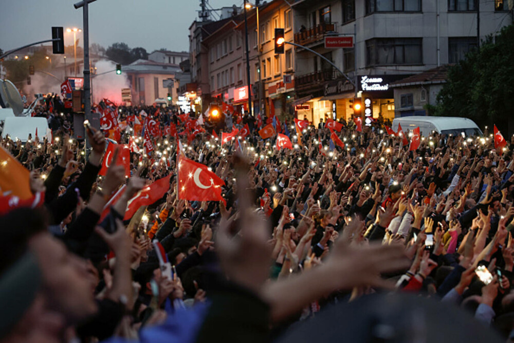 Alegeri Turcia. Un val imens de susținători a ieșit în stradă la Ankara. Erdogan: „Democraţia noastră este câştigătoarea” - Imaginea 16