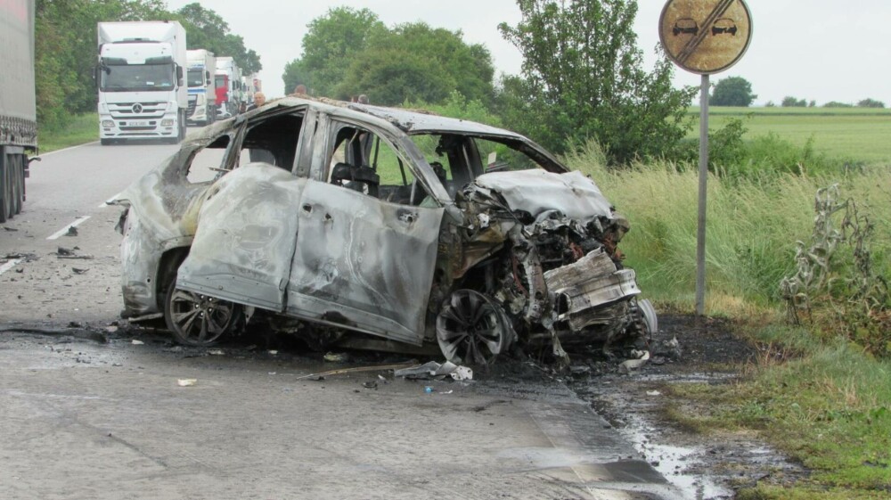Doi români au murit carbonizați în mașină, după o depășire interzisă, în Bulgaria. Au lovit un TIR condus tot de un român - Imaginea 2
