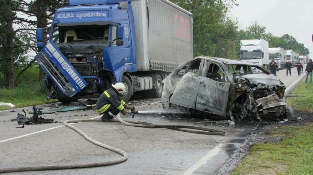 Doi români au murit carbonizați în mașină, după o depășire interzisă, în Bulgaria. Au lovit un TIR condus tot de un român - Imaginea 3