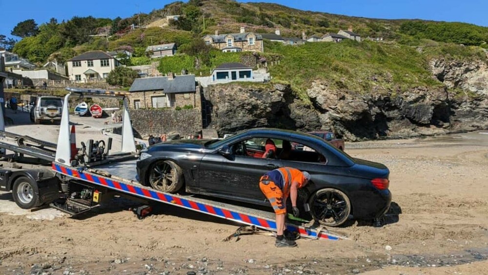 Un șofer de BMW care și-a parcat mașina pe plajă a găsit-o luată de valuri la scurt timp. ”Nu poți parca acolo” - Imaginea 2