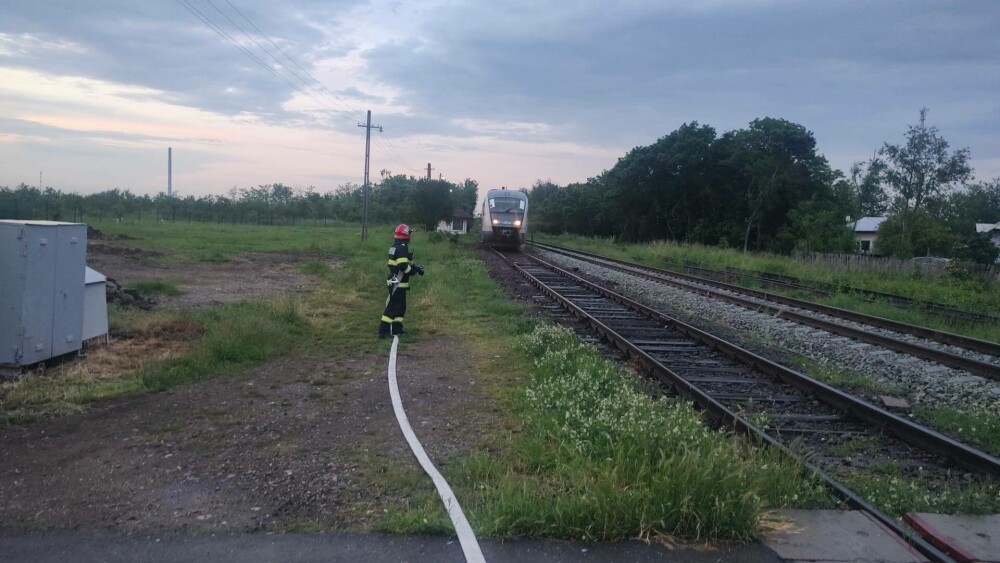 Incendiu la motorul unui tren personal în care se aflau 60 de pasageri, în Argeș - Imaginea 1