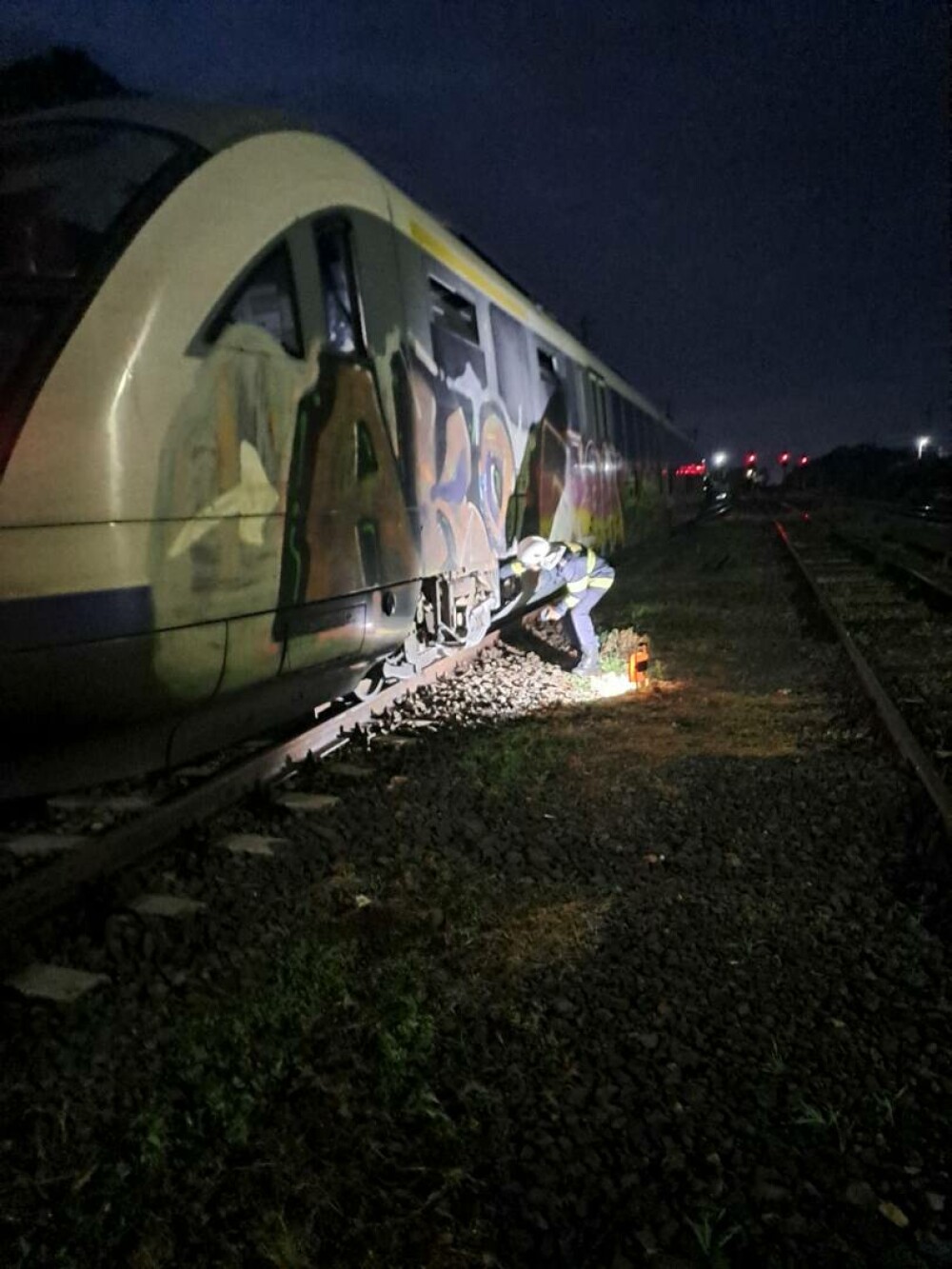 Incendiu la motorul unui tren personal în care se aflau 60 de pasageri, în Argeș - Imaginea 3