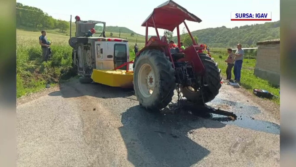 Accident între un tractor și o autoutilitară, în Covasna. Șoferii au ajuns la spital. A intervenit și un elicopter SMURD - Imaginea 1