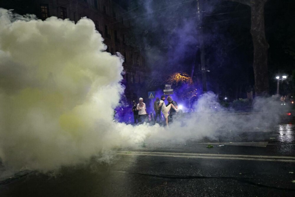 Proteste violente în Georgia, față de ”legea rusă”. Poliția a atacat mulțimea cu gaze lacrimogene şi gloanţe de cauciuc - Imaginea 1