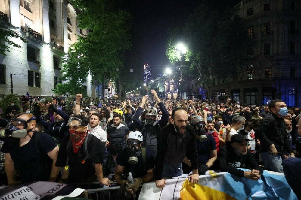 Proteste violente în Georgia, față de ”legea rusă”. Poliția a atacat mulțimea cu gaze lacrimogene şi gloanţe de cauciuc - Imaginea 2