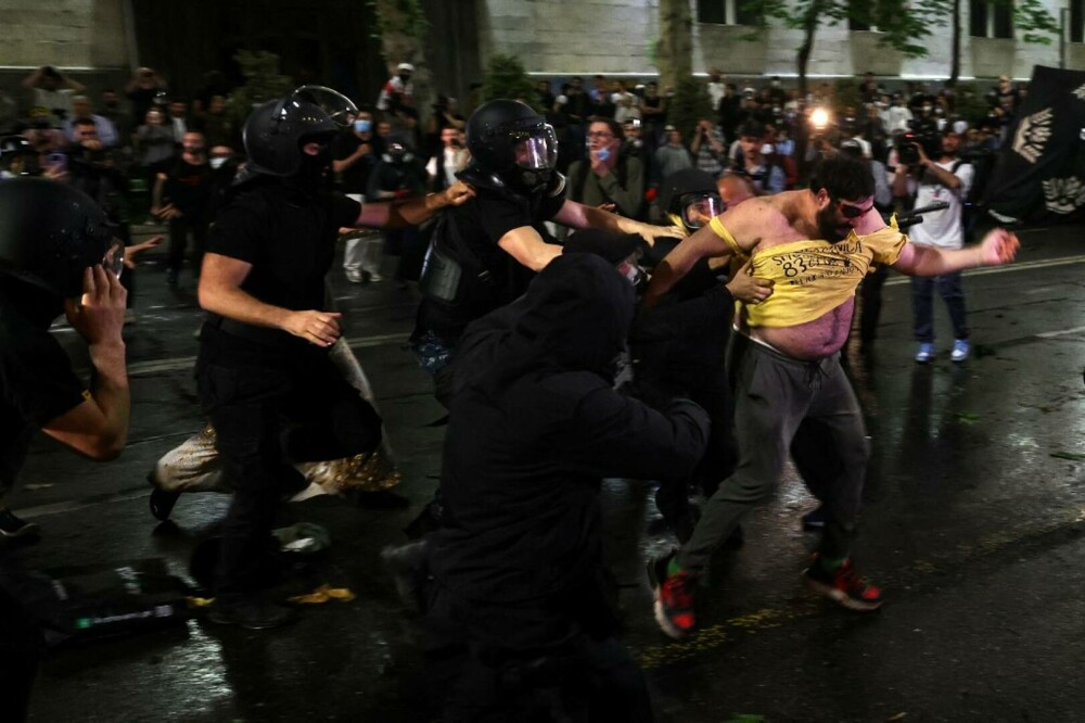 Proteste violente în Georgia, față de ”legea rusă”. Poliția a atacat mulțimea cu gaze lacrimogene şi gloanţe de cauciuc - Imaginea 3