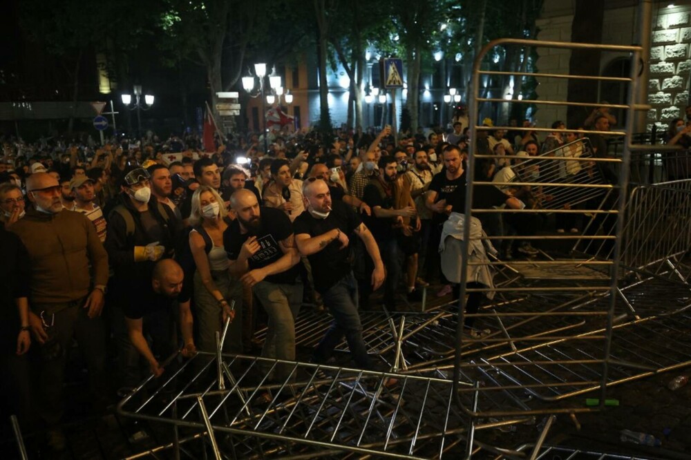 Proteste violente în Georgia, față de ”legea rusă”. Poliția a atacat mulțimea cu gaze lacrimogene şi gloanţe de cauciuc - Imaginea 4