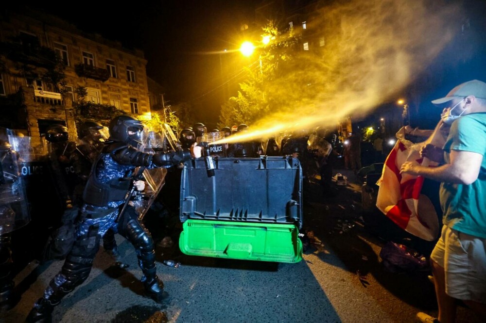 Proteste violente în Georgia, față de ”legea rusă”. Poliția a atacat mulțimea cu gaze lacrimogene şi gloanţe de cauciuc - Imaginea 5
