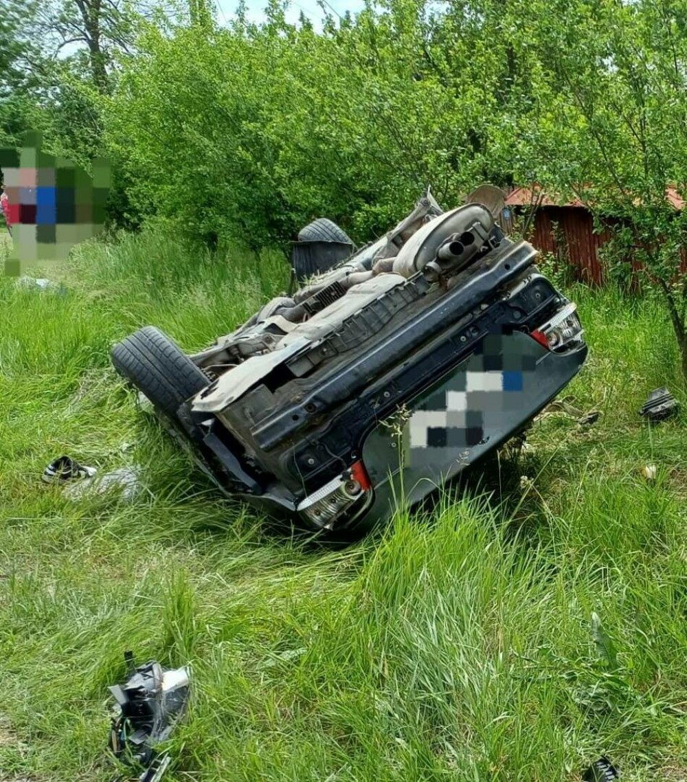 Accident cu 2 morți și 2 răniți în Argeș. O mașină a lovit un stâlp și s-a răsturnat | FOTO - Imaginea 1