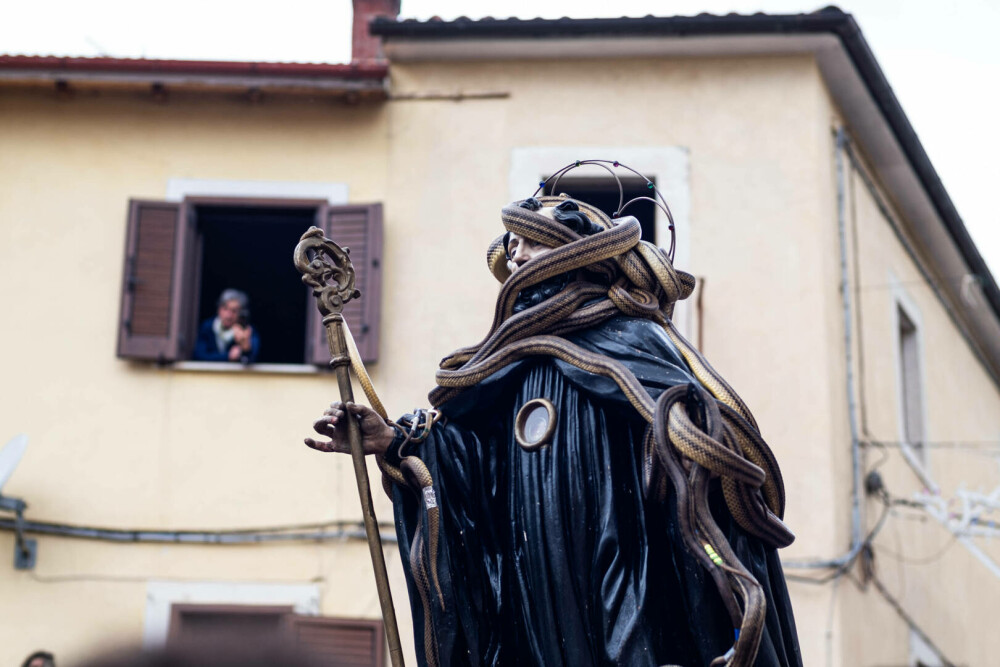 Procesiune cu șerpi în Italia. Oamenii îi aduc din munți și-i țin acasă până în ziua ceremoniei GALERIE FOTO - Imaginea 1