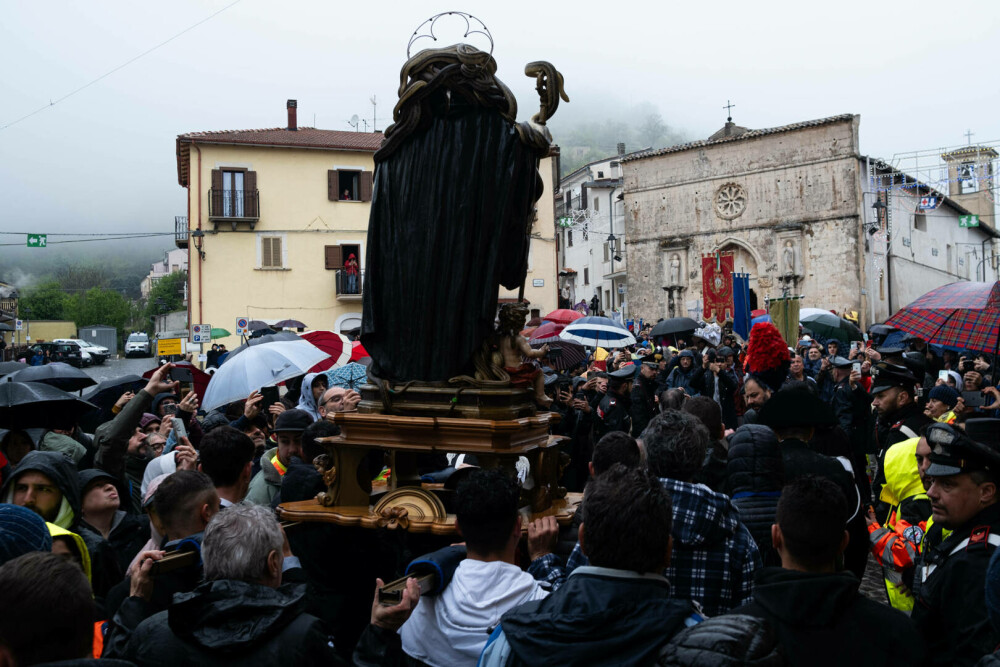 Procesiune cu șerpi în Italia. Oamenii îi aduc din munți și-i țin acasă până în ziua ceremoniei GALERIE FOTO - Imaginea 3