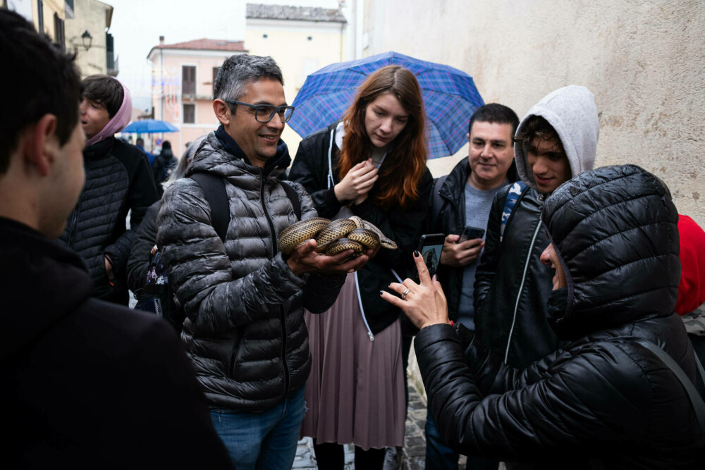 Procesiune cu șerpi în Italia. Oamenii îi aduc din munți și-i țin acasă până în ziua ceremoniei GALERIE FOTO - Imaginea 6