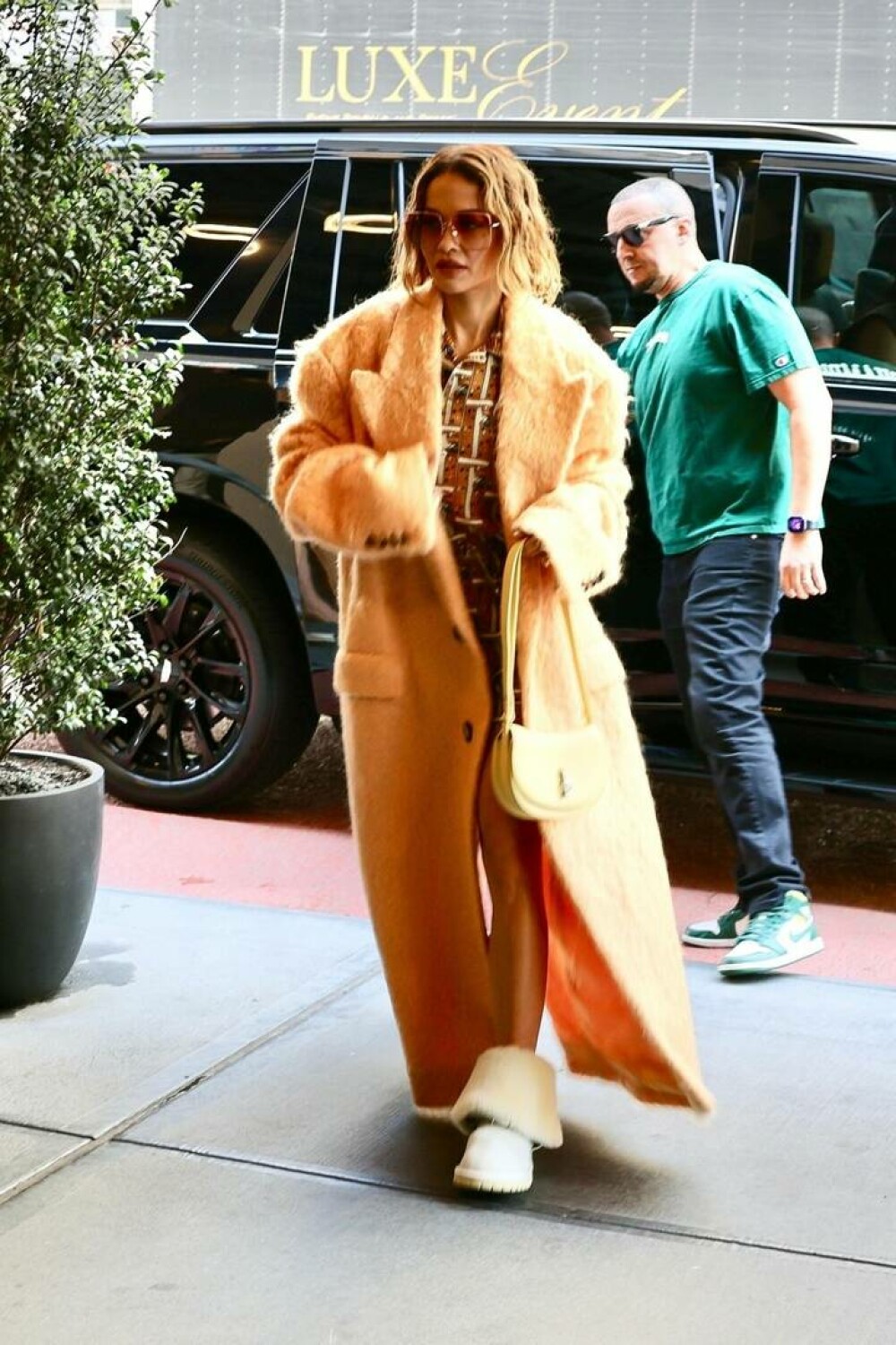 Rita Ora, apariție nonconformistă pe străzile din New York. Cum au surprins-o paparazzi | GALERIE FOTO - Imaginea 2