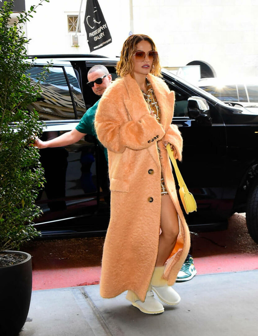 Rita Ora, apariție nonconformistă pe străzile din New York. Cum au surprins-o paparazzi | GALERIE FOTO - Imaginea 7