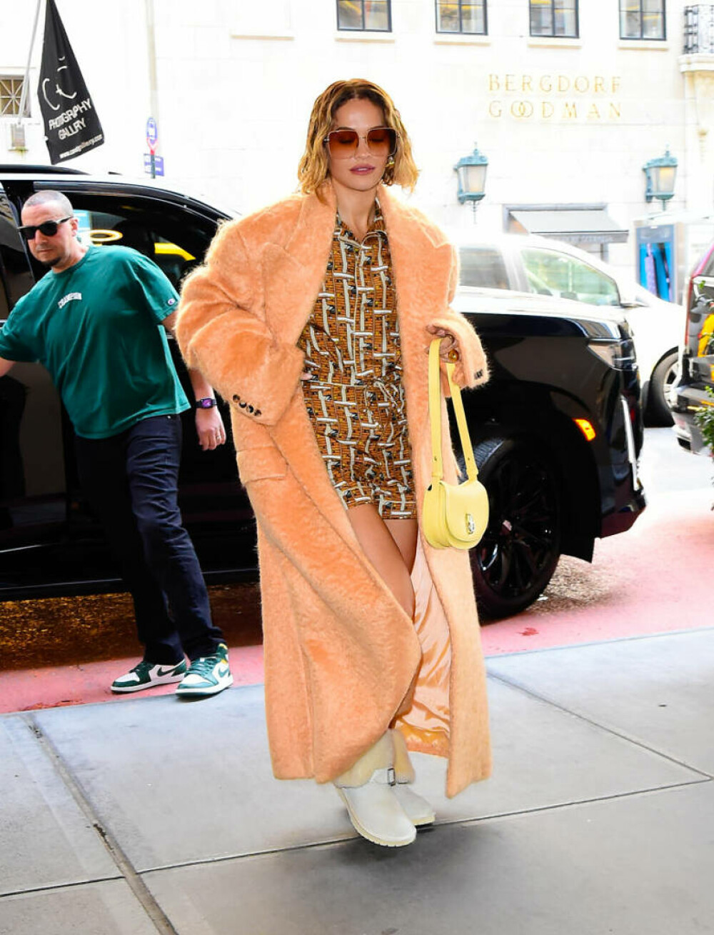 Rita Ora, apariție nonconformistă pe străzile din New York. Cum au surprins-o paparazzi | GALERIE FOTO - Imaginea 11