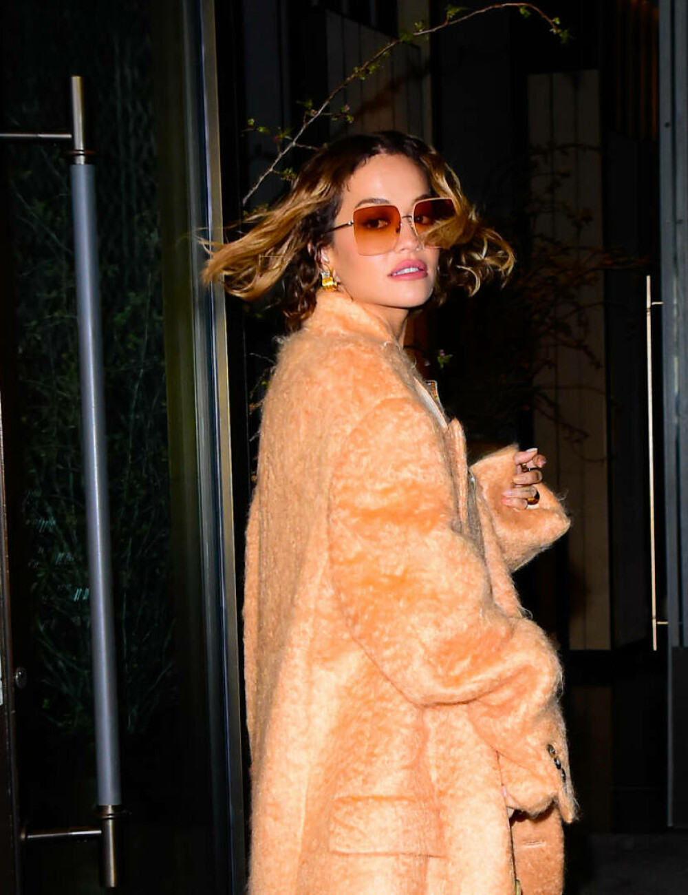Rita Ora, apariție nonconformistă pe străzile din New York. Cum au surprins-o paparazzi | GALERIE FOTO - Imaginea 13