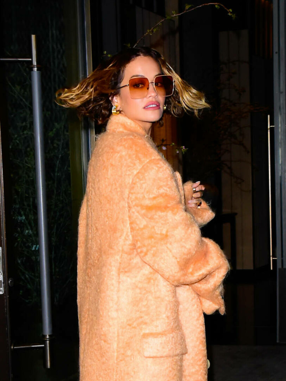 Rita Ora, apariție nonconformistă pe străzile din New York. Cum au surprins-o paparazzi | GALERIE FOTO - Imaginea 15