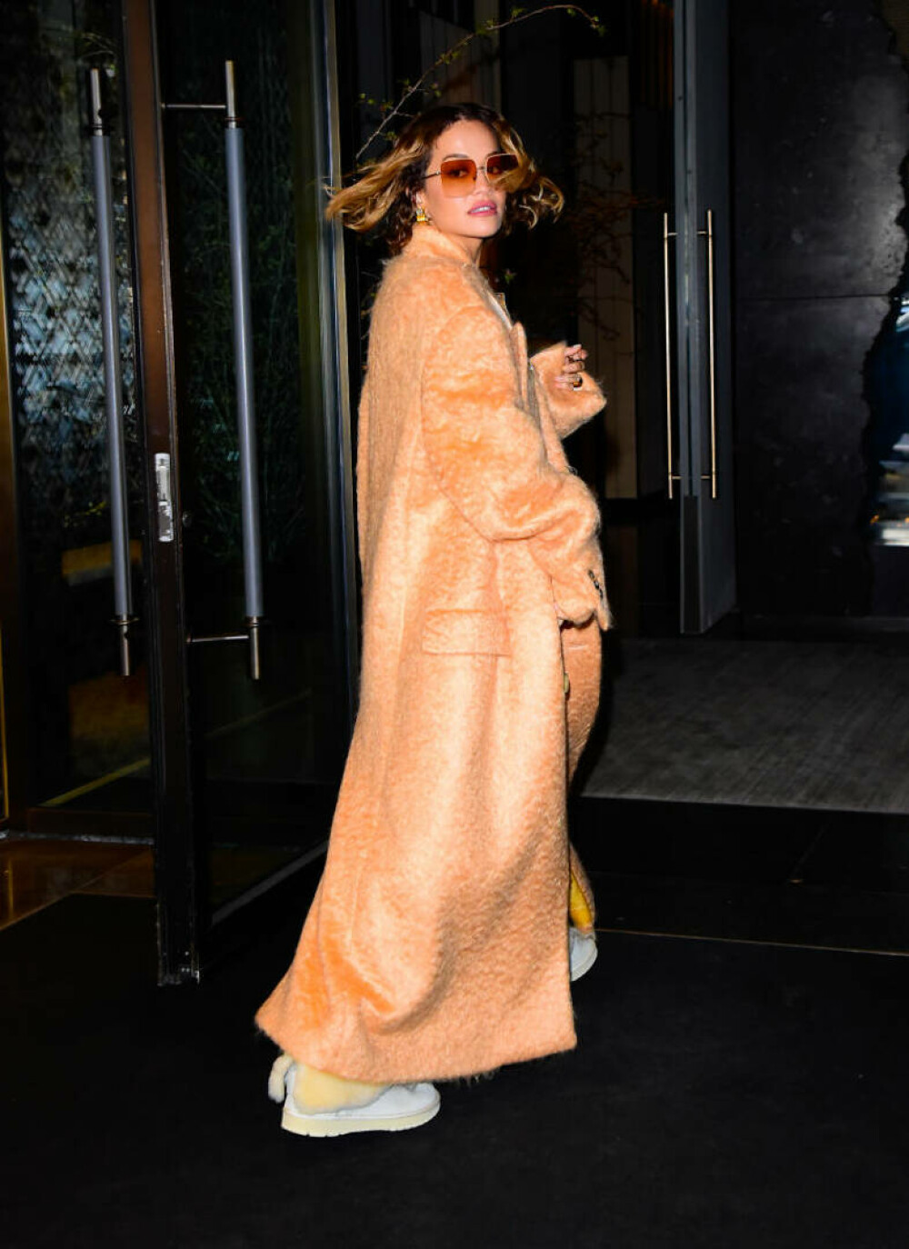 Rita Ora, apariție nonconformistă pe străzile din New York. Cum au surprins-o paparazzi | GALERIE FOTO - Imaginea 17