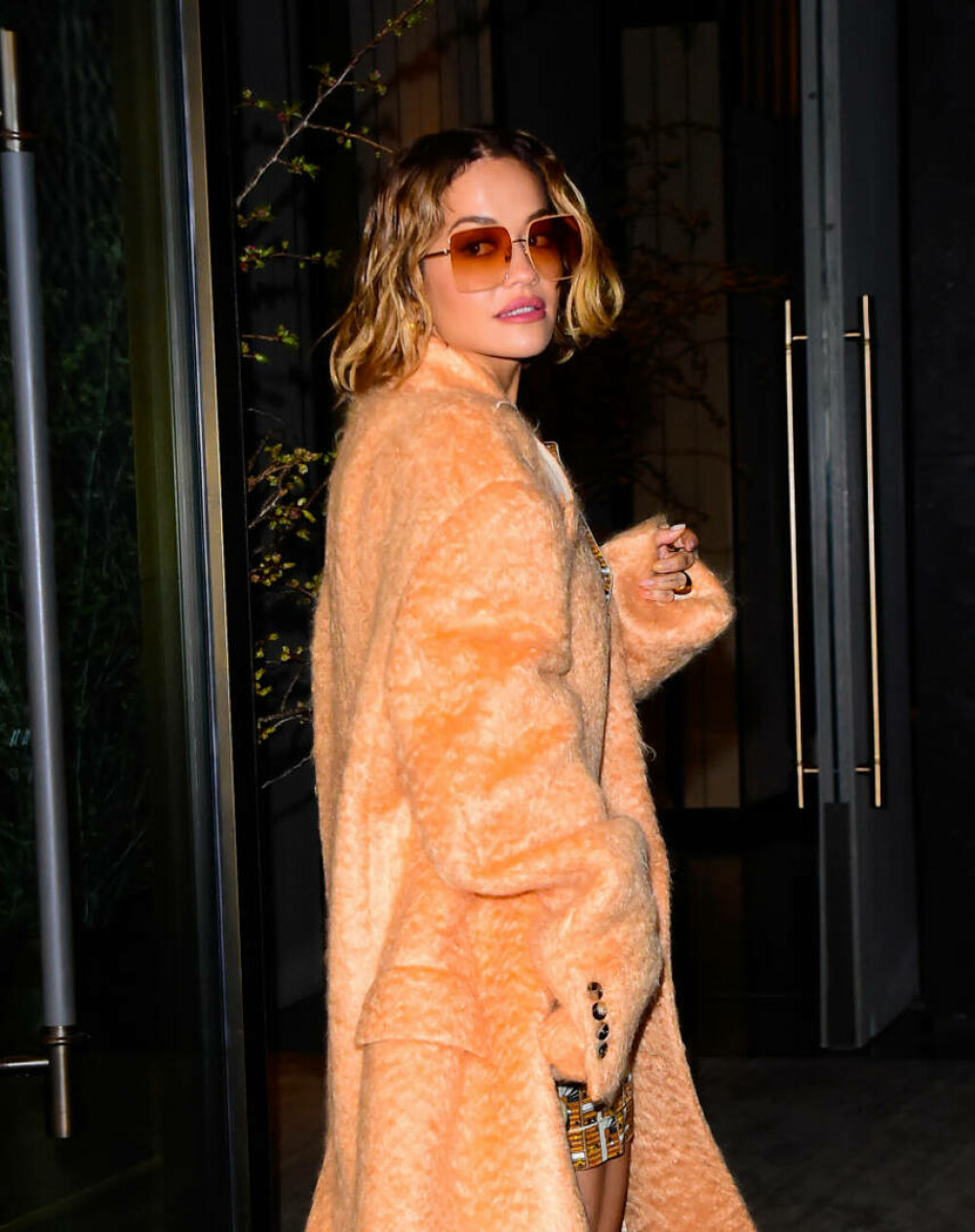 Rita Ora, apariție nonconformistă pe străzile din New York. Cum au surprins-o paparazzi | GALERIE FOTO - Imaginea 18